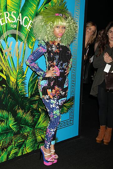 Hier muss man zweimal hinschauen: Die Rapperin Nicki Minaj könnte man glatt mit der Tapete verwechseln.