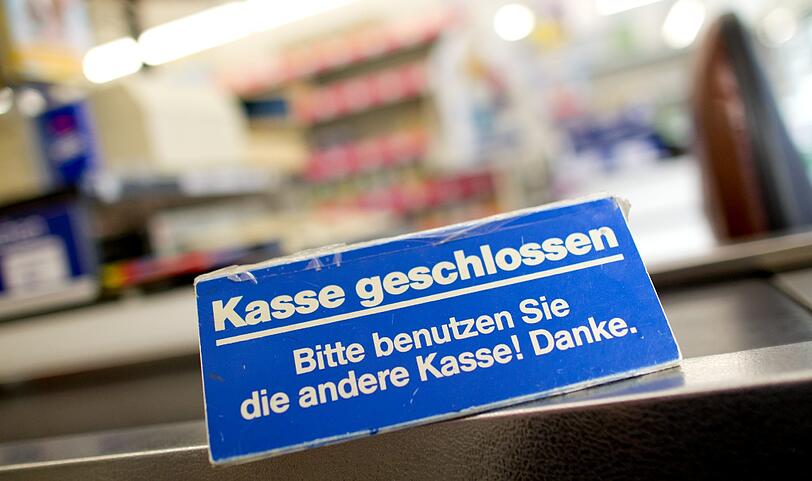Einige betroffene Schlecker-Läden hatten schon in den vergangenen Tagen zugemacht. Heute werden auch die letzten der 2200 auf der Streichliste stehenden Filialen endgültig geschlossen. 11 000 Schlecker-Beschäftigte blicken in eine ungewisse Zukunft.