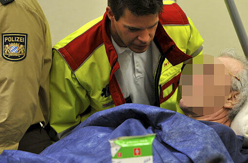 Der Angeklagte Rudolf U. im Krankenbett vor Gericht