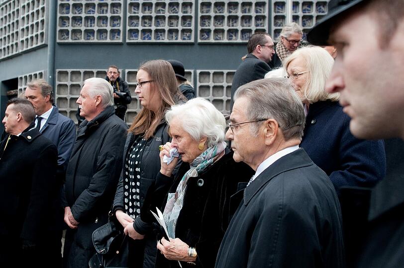 Seine langjährige Lebensgefährtin Ruth Maria Kubitschek (4.v.r) begleitete den Sarg in die Kirche.
