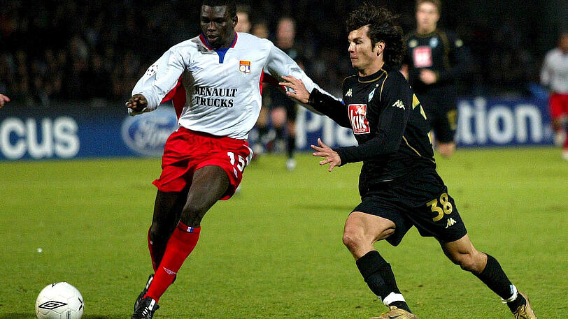 Saison 2004/2005, Olympique Lyon gegen Werder Bremen 7:2: Das einzige K.-o.-Duell in der Champions League mit neun Toren. Nach dem 1:3 daheim lag Werder in Lyon schon nach 30 Minuten mit 0:3 zurück. Hier Lamine Diatta im Duell mit dem Bremer Nelson Valdez (rechts).