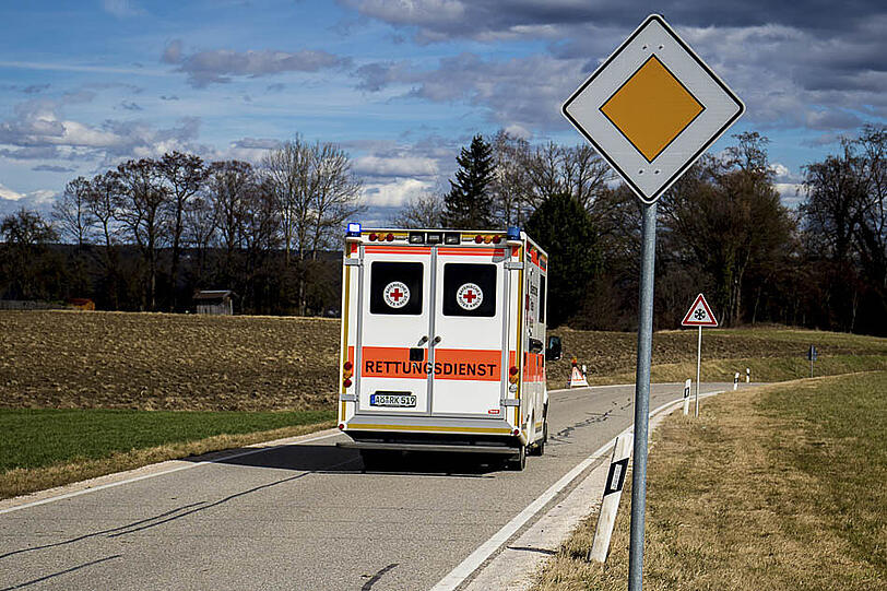Die Bilder vom Kreuzungscrash bei Tittmoning mit insgesamt vier Verletzten.