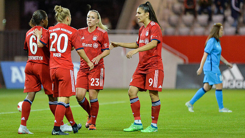 Die Bayern-Spielerinnen Lineth Beerensteyn, Leonie Maier, Mandy Islacker und Jovana Damnjanovic (von links) haben Grund zu jubeln.