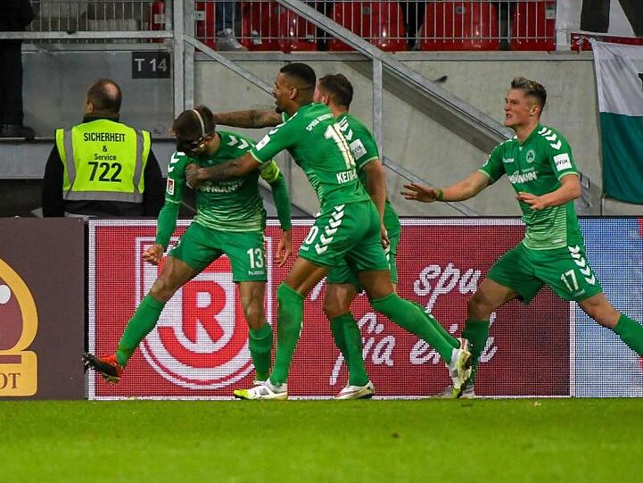 Marco Caligiuri (l) lässt sich nach seinem Treffer zum 1:0 feiern.