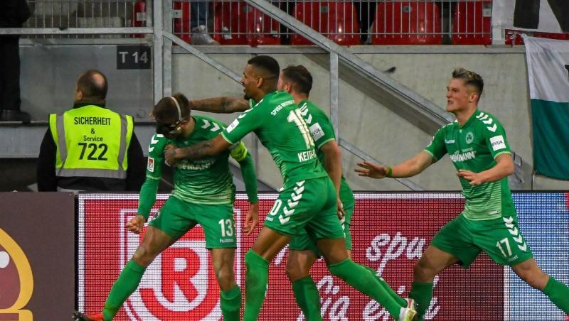 Marco Caligiuri (l) lässt sich nach seinem Treffer zum 1:0 feiern. Marco Caligiuri (l) lässt sich nach seinem Treffer zum 1:0 feiern.