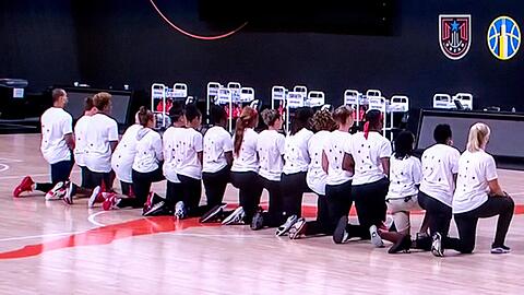 Sieben Punkte auf dem Rücken &ndash; sie symbolisieren die sieben Schüsse, die Jacob Blake trafen: Die Basketballerinnen der Washington Mystics.