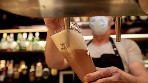 In München gilt ab 22 Uhr das Alkoholverbot auch in der Gastro. Dagegen wird nun geklagt. (Symbolbild)