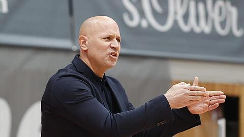 Trainer Denis Wucherer von Würzburg gestikuliert am Spielfeldrand.
