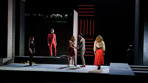 Camilla Saba Davies, Nadia Steinhardt, Daria Kalinina, Stefan Jovanovic und Fee Suzanne de Ruiter in Christian Josts Oper "Rote Laterne" im Prinzregententheater.