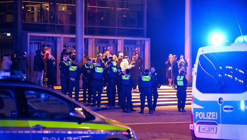 Polizisten bei einem Einsatz vor einem Kino in Hamburg.