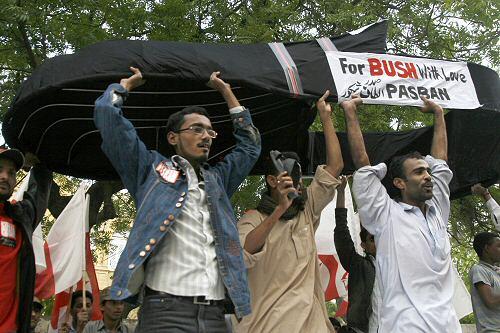Ein neues Kultobjekt verschönert jede Anti-Bush-Demo, wie hier in Pakistan