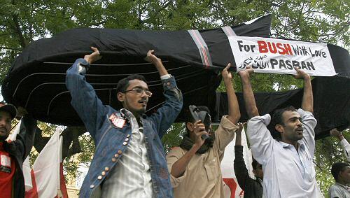 Ein neues Kultobjekt verschönert jede Anti-Bush-Demo, wie hier in Pakistan Ein neues Kultobjekt verschönert jede Anti-Bush-Demo, wie hier in Pakistan