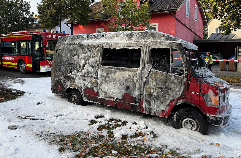 Er gehörte angeblich dem Bombenleger: Der Van ist ausgebrannt und voller Löschschaum.