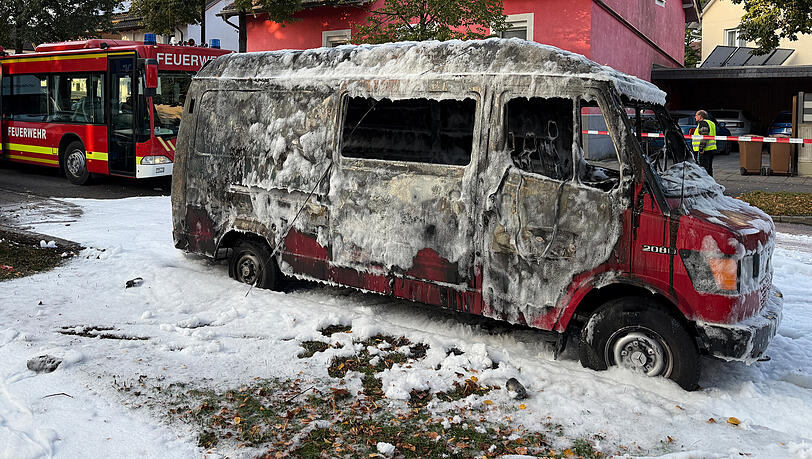 Er gehörte angeblich dem Bombenleger: Der Van ist ausgebrannt und voller Löschschaum. Er gehörte angeblich dem Bombenleger: Der Van ist ausgebrannt und voller Löschschaum.