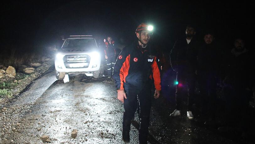 T&uuml;rkische Rettungsteams suchen nach &Uuml;berresten des Flugzeugs.