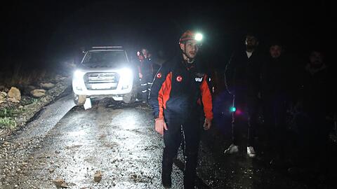 T&uuml;rkische Rettungsteams suchen nach &Uuml;berresten des Flugzeugs.