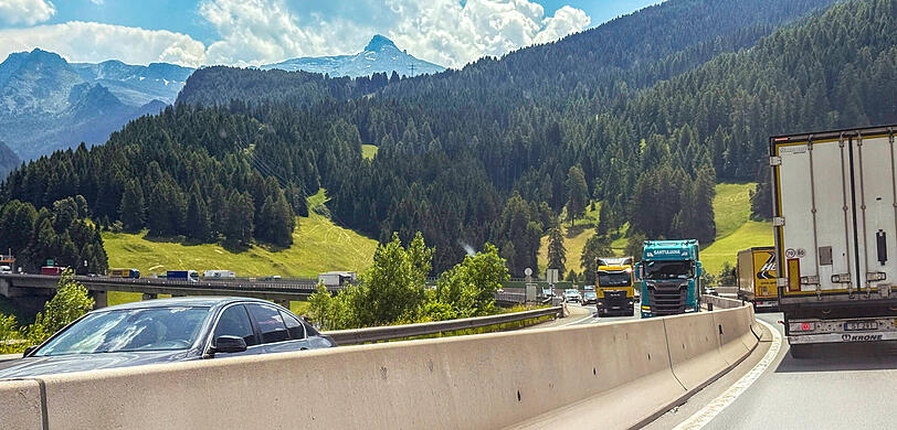 Lkw auf der Brennerautobahn bei Innsbruck in Fahrtrichtung Süden bei Lueg. Lkw auf der Brennerautobahn bei Innsbruck in Fahrtrichtung Süden bei Lueg.