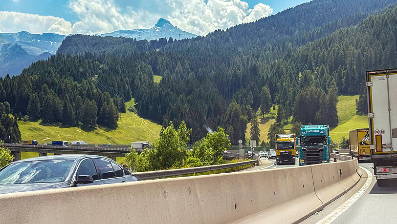 Lkw auf der Brennerautobahn bei Innsbruck in Fahrtrichtung S&uuml;den bei Lueg.