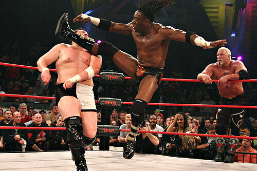 Er gilt als einer der härtesten Jungs in der TNA-Serie: Robert Hufmann alias "Booker T." streckt einen seiner Gegner nieder.