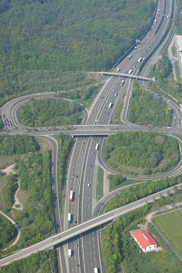 Spannende Spinne: das Autobahnkreuz Ludwigsfeld gleich beim Allacher Forst.