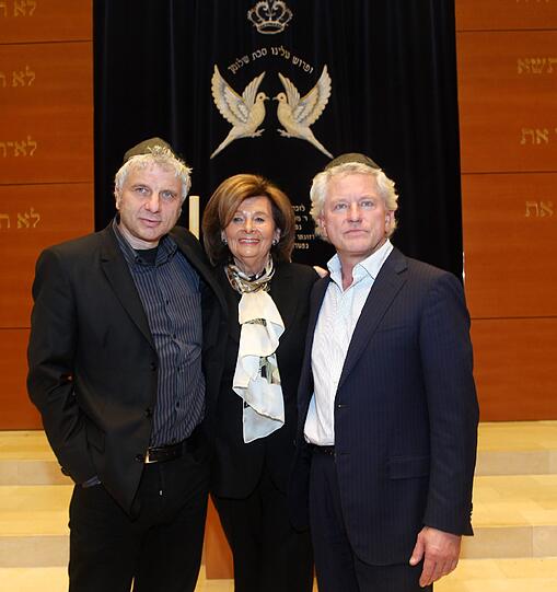 Udo Wachtveitl, Charlotte Knobloch und Miroslav Nemec beim Fototermin im jüdischen Gemeindezentrum in der Ohel-Jakob-Synagoge am St.-Jakobs-Platz in München. Grund war der ARD-Krimis "Tatort: Ein ganz normaler Fall", der vom Bayerischen Rundfunk produziert wurde. Vor der Ausstrahlung der Sendung am Sonntag (27.11.11) wurde die Episode am Montag in der Jüdischen Gemeinde München gezeigt.