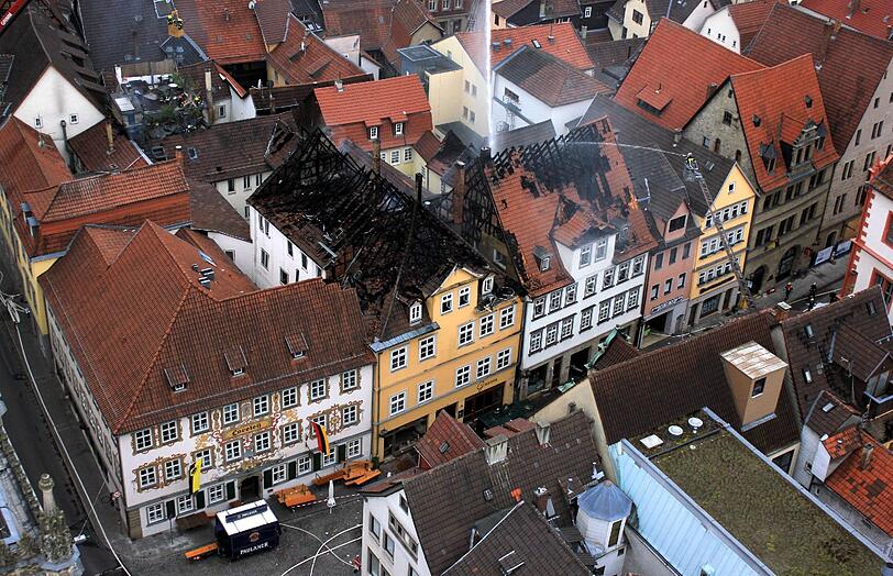 Die von einer Luftbilddrohne aus gemachte Aufnahme vom Sonntagmorgen (27.05.2012) zeigt den Brandort im historischen Stadtkern von Coburg.