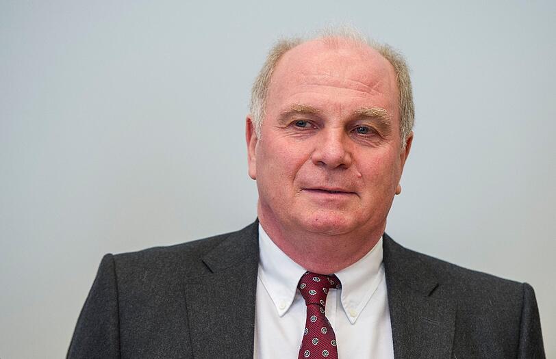 Seine Krawatte ist wieder Bordeaux-rot wie am ersten Prozesstag: Uli Hoeneß kam erneut in Begleitung von Frau Susanne in den Gerichtssaal. Mit dabei: Verteidiger Hanns Feigen. Die Bilder vom dritten Prozesstag vor dem Landgericht München II...