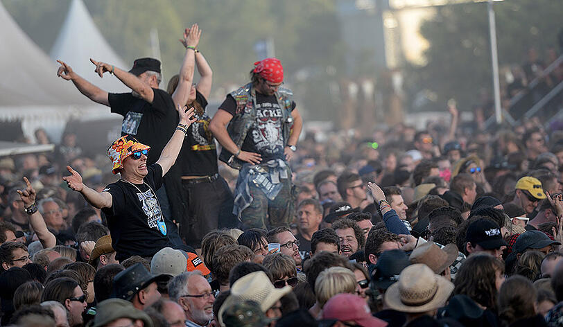 Am Mittwoch eröffnete die Blaskapelle der Wackener Feuerwehr traditionell das Open Air. Die Blasmusik elektrisierte Tausende Headbanger.