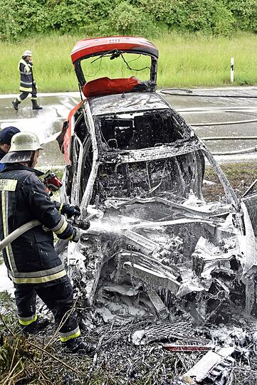 Der Audi brennt komplett aus - der Fahrer überlebt den schweren Unfall.