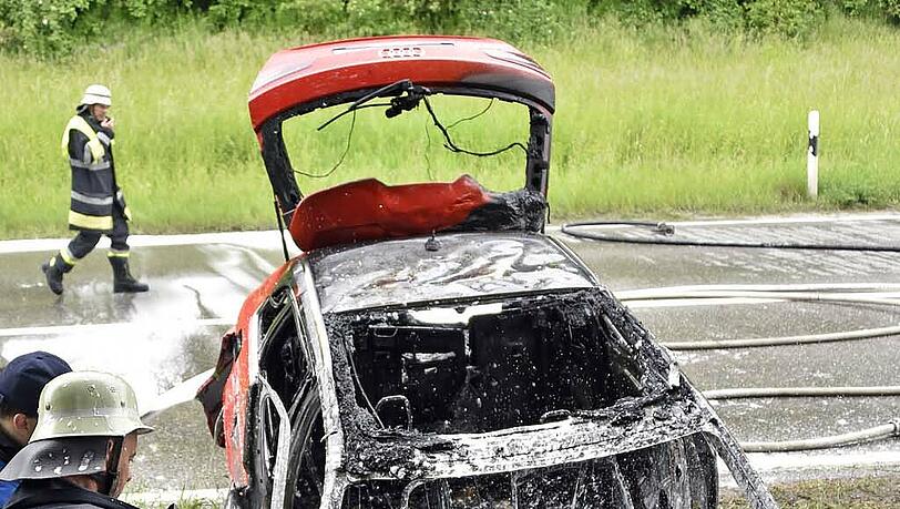 Der Audi brennt komplett aus - der Fahrer überlebt den schweren Unfall. Der Audi brennt komplett aus - der Fahrer überlebt den schweren Unfall.