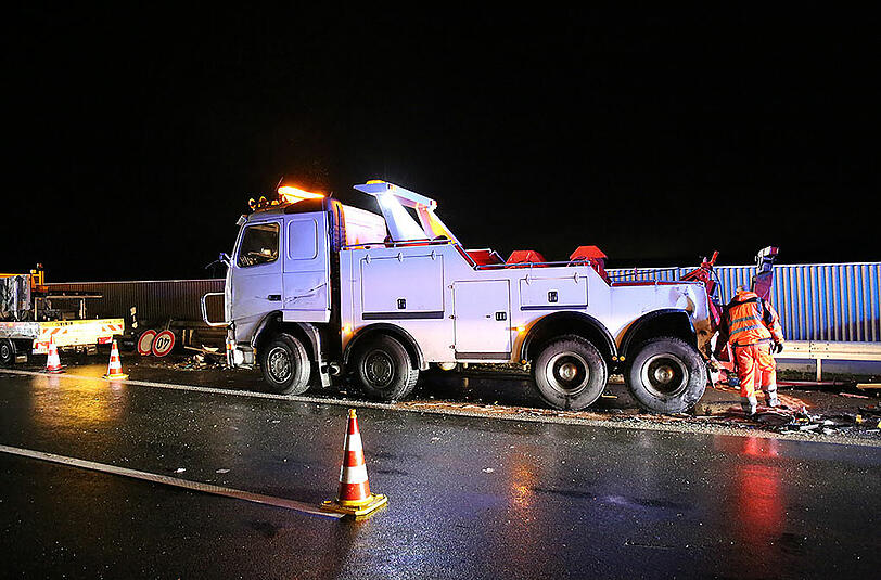 Bei seinem Crash in eine Baustelle hinterließ ein Lkw eine Schneise der Verwüstung. Die Bilder.