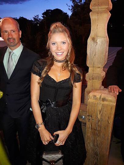 Victoria Swarovski im schwarzen Dirndl.