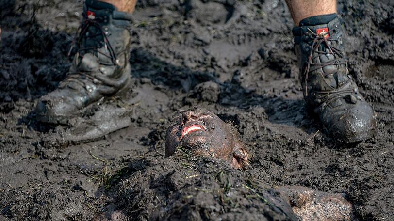 Wasser marsch - und dann ab in den Schlamm: Ohne den geht's in Wacken offenbar nicht.