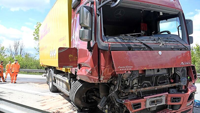 Der Unfallverursacher - er war auf seinen Vordermann aufgefahren - wurde verletzt und in ein Krankenhaus transportiert.
