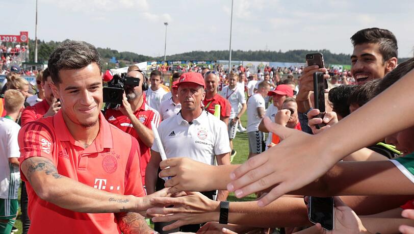Die Stars des FC Bayern um Coutinho lobt Klaus Augenthaler für Ihre Volksnähe in Vilshofen. Die Stars des FC Bayern um Coutinho lobt Klaus Augenthaler für Ihre Volksnähe in Vilshofen.