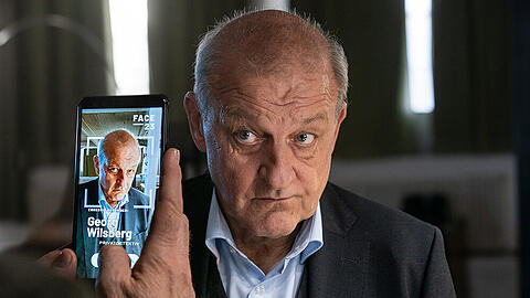 "Wilsberg: Ins Gesicht geschrieben": Selbst über Offliner Georg Wilsberg (Leonard Lansink) findet die App FACE 23 einige wenige Treffer im Netz