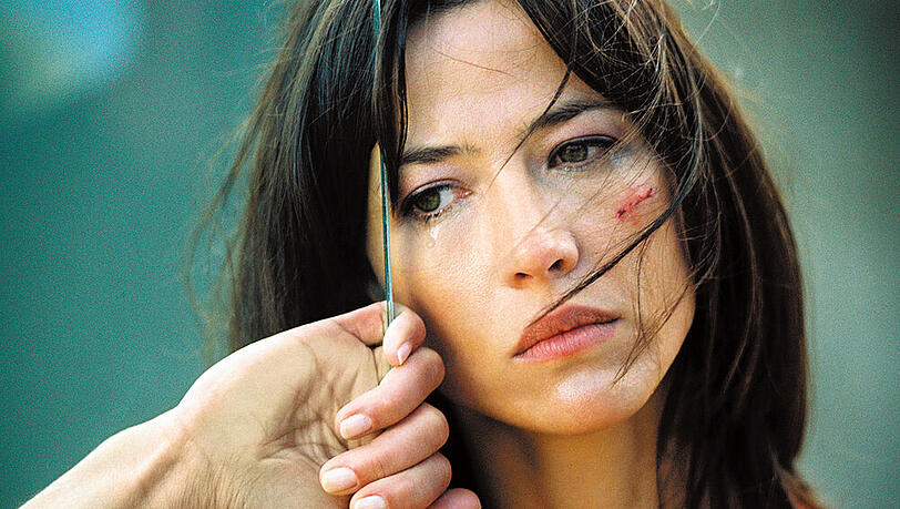 "Fluchtpunkt Nizza": Chiara Manzoni (Sophie Marceau) wurde von einem ihrer Verfolger brutal verprügelt "Fluchtpunkt Nizza": Chiara Manzoni (Sophie Marceau) wurde von einem ihrer Verfolger brutal verprügelt