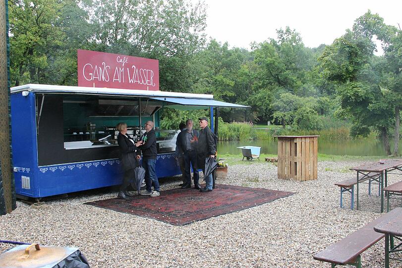 Vor dem Caféwagen liegt ein Orient-Teppich &ndash; für die Gemütlichkeit.