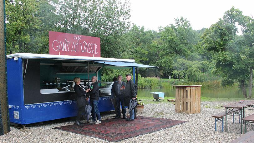 Vor dem Caféwagen liegt ein Orient-Teppich – für die Gemütlichkeit. Vor dem Caféwagen liegt ein Orient-Teppich – für die Gemütlichkeit.