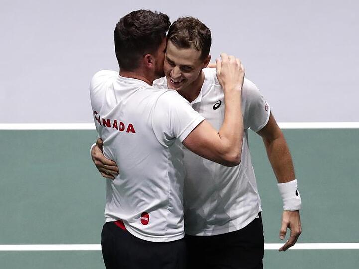 Der Kanadier Vasek Pospisil (r) feiert seinen Sieg mit Kapitän Frank Dancevic.