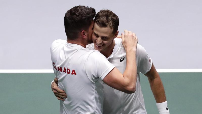 Der Kanadier Vasek Pospisil (r) feiert seinen Sieg mit Kapitän Frank Dancevic. Der Kanadier Vasek Pospisil (r) feiert seinen Sieg mit Kapitän Frank Dancevic.