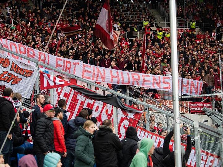 In der zweiten Halbzeit zeigten sich Bayern-Anhänger von ihrer schlechtesten Seite und beschimpfte Hoffenheim-Mäzen Dietmar Hopp.