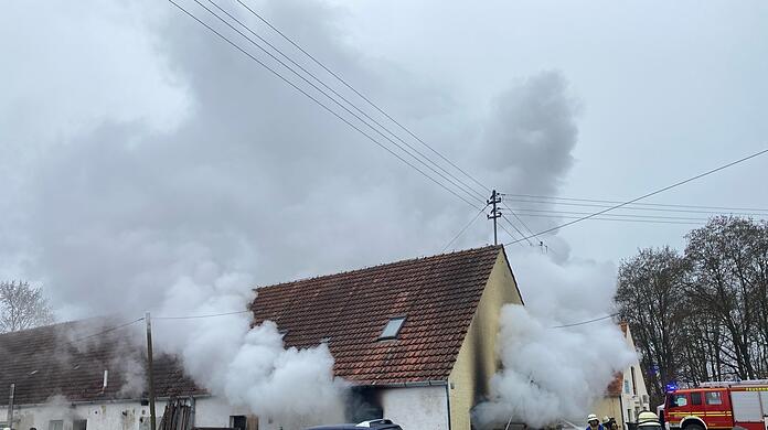 Der Einsatzort. Ein Rauchsäule steigt über der Lagerhalle auf.