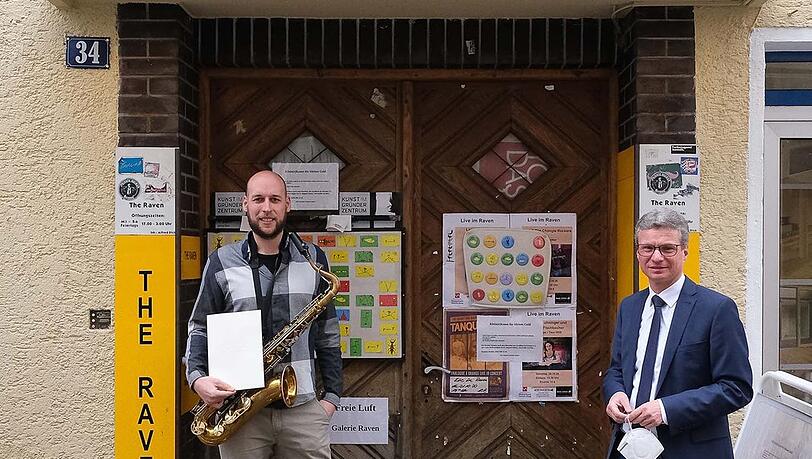 Kunstminister Bernd Sibler übergibt den 1000. Bewilligungsbescheid aus dem Soloselbstständigenprogramm an den Straubinger Musiker und Musikpädagogen Michael Binder.