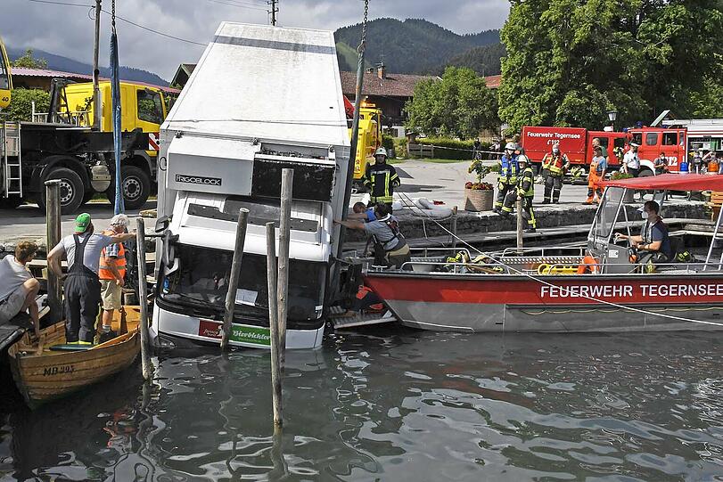 Der Lkw fuhr in den Tegernsee - der Fahrer blieb unverletzt.