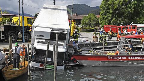 Der Lkw fuhr in den Tegernsee - der Fahrer blieb unverletzt.