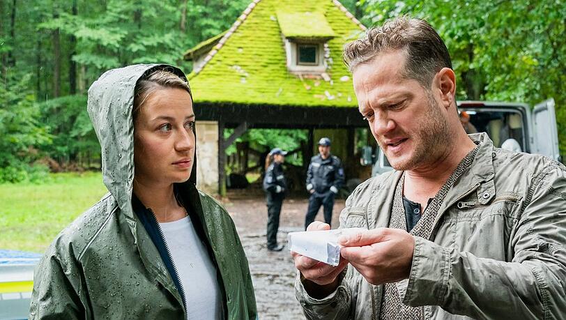 "Theresa Wolff: Waidwund": Dr. Theresa Wolff (Nina Gummich) übergibt Hauptkommissar Bruno Lewandowski (Aurel Manthei) einen Ring, der bei der Leiche gefunden wurde.