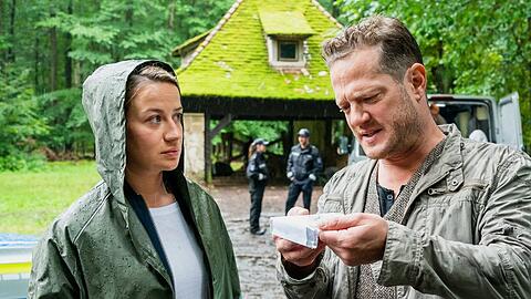 "Theresa Wolff: Waidwund": Dr. Theresa Wolff (Nina Gummich) übergibt Hauptkommissar Bruno Lewandowski (Aurel Manthei) einen Ring, der bei der Leiche gefunden wurde.