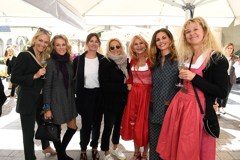 Maria Burkhardt, Christina Tomcyk-Surer, Vroni Lutz, Conni Hilger, Marissa Steegmüller, Dr. Leila Frohn und Angela Eder