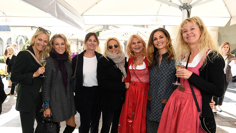 Maria Burkhardt, Christina Tomcyk-Surer, Vroni Lutz, Conni Hilger, Marissa Steegmüller, Dr. Leila Frohn und Angela Eder Maria Burkhardt, Christina Tomcyk-Surer, Vroni Lutz, Conni Hilger, Marissa Steegmüller, Dr. Leila Frohn und Angela Eder